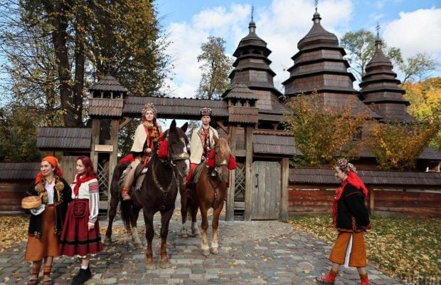 Як святкують традиційне гуцульське весілля: яскравий фоторепортаж зі Львова