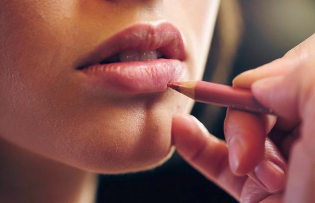 Головний трюк для губ з 90-х повертається: покрокова інструкція