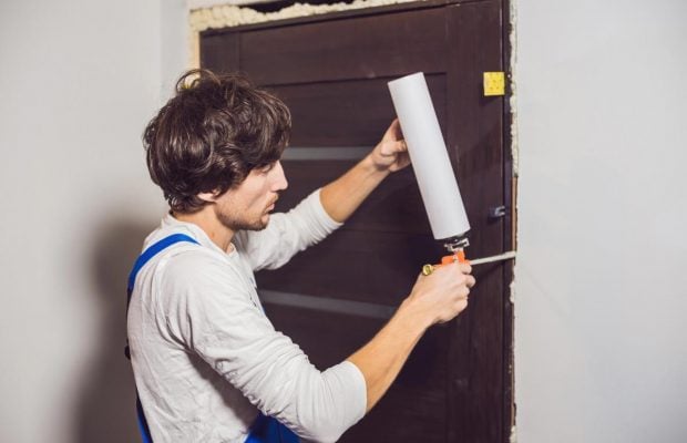 Вата і поролон - не варіант: чим краще утеплити вхідні металеві двері на зиму