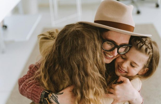 Психологи назвали одну вещь, которая, по их мнению, мешает счастью старших дочерей