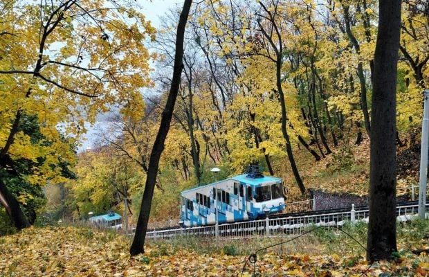 Яскраві фарби та мальовничі краєвиди: чим восени вражає Володимирська гірка у Києві (фото)