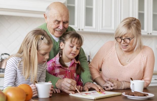 День бабусь і дідусів 2025: як привітати тих, хто подарував нам дитинство