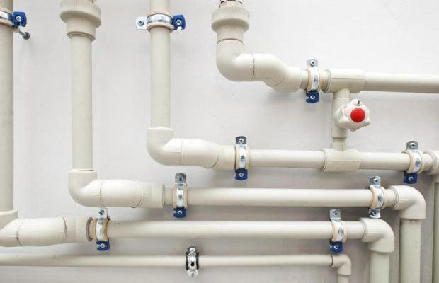 Конденсату на трубах у ванній більше не буде: ось що потрібно зробити