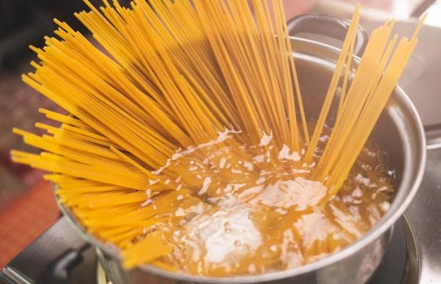 Чому у вас злипаються спагеті і що з цим робити: один лайфхак вирішить проблему