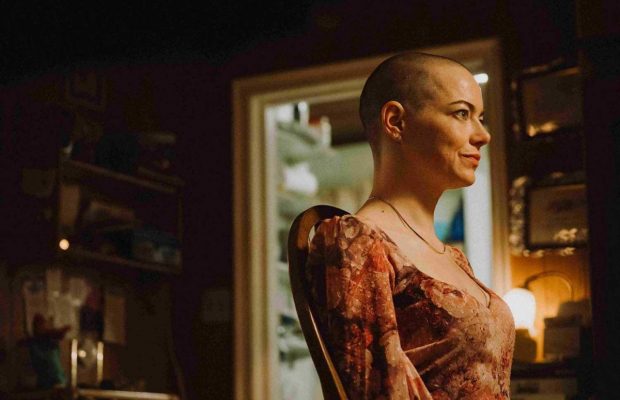 Йоргос Лантімос знову шокує глядачів: огляд фільму "Бугонія" з Еммою Стоун