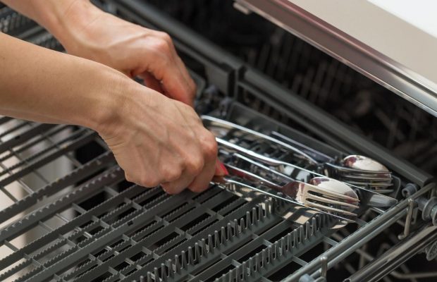 Вилки та ложки блищатимуть як нові: ось що потрібно покласти в посудомийку перед запуском