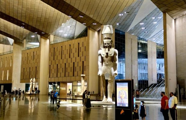 Строили более 20 лет: в Египте наконец открывают грандиозный музей возле пирамид в Гизе