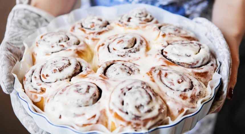Домашние синнабоны вкуснее, чем в кафе: 3 рецепта знаменитых булочек с корицей