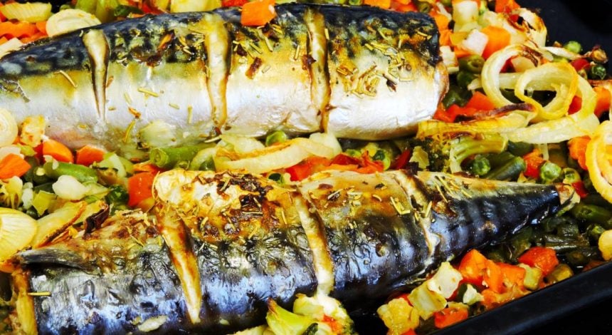 Ароматная и вкусная скумбрия в духовке: семья просит готовить только так
