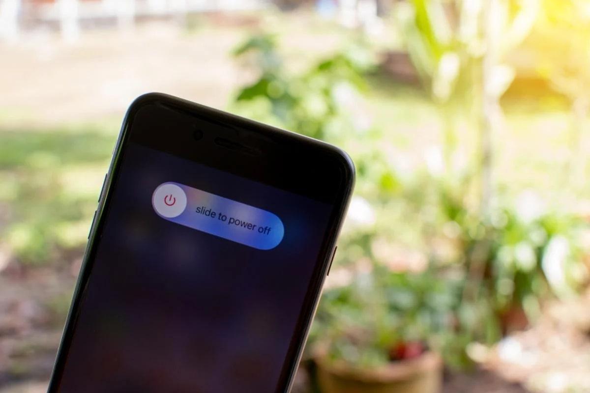 Spegnere il proprio smartphone regolarmente: un gesto semplice per una maggiore sicurezza informatica e protezione dei dati personali
Introduzione
Gli esperti di sicurezza informatica hanno sottolineato l'importanza di spegnere regolarmente il proprio smartphone, almeno una volta a settimana, per garantire la protezione dei dati personali e prevenire possibili minacce alla sicurezza. Questa semplice abitudine può avere un impatto significativo sulla sicurezza del dispositivo e sulla tutela della privacy degli utenti.
Approfondimento
Spegnere il proprio smartphone regolarmente può aiutare a prevenire l'accumulo di dati temporanei e a ridurre il rischio di attacchi informatici. Inoltre, questo gesto può anche aiutare a prolungare la vita del dispositivo, poiché riduce lo stress sulle componenti hardware e sul sistema operativo. Gli esperti consigliano di spegnere il dispositivo almeno una volta a settimana, in modo da permettere al sistema di ripartire e di eseguire le operazioni di manutenzione necessarie.
Possibili Conseguenze
Non spegnere regolarmente il proprio smartphone può avere conseguenze negative sulla sicurezza e sulla privacy. I dati personali possono essere esposti a rischi di furto o di accesso non autorizzato, e il dispositivo può essere vulnerabile a malware e virus. Inoltre, la mancata manutenzione del dispositivo può anche portare a problemi di prestazioni e a una riduzione della sua durata di vita.
Opinione
Secondo gli esperti, l'abitudine di spegnere regolarmente il proprio smartphone è una delle più semplici e efficaci misure per garantire la sicurezza del dispositivo e dei dati personali. Questa pratica può essere integrata facilmente nella routine quotidiana e può avere un impatto significativo sulla protezione della privacy e della sicurezza online.
Analisi Critica dei Fatti
L'analisi dei fatti mostra che la spegnimento regolare del smartphone può aiutare a ridurre il rischio di attacchi informatici e a proteggere i dati personali. Inoltre, questa pratica può anche aiutare a prolungare la vita del dispositivo e a migliorare le prestazioni. Tuttavia, è importante notare che la sicurezza informatica è un argomento complesso e che sono necessarie misure più approfondite per garantire la protezione completa dei dati personali.
Relazioni con altri fatti
La questione della sicurezza informatica e della protezione dei dati personali è strettamente legata ad altri argomenti, come la privacy online, la sicurezza dei dati e la protezione contro i malware. La spegnimento regolare del smartphone si inserisce nel più ampio contesto della sicurezza informatica e della protezione dei dati personali, e può essere considerata una delle misure più semplici e efficaci per garantire la sicurezza online.
Contesto storico
La crescente dipendenza dai dispositivi mobili e la sempre maggiore quantità di dati personali che vengono condivisi online hanno reso la sicurezza informatica un argomento di grande importanza. Negli ultimi anni, sono stati segnalati numerosi casi di violazioni della sicurezza e di furto di dati personali, e la necessità di proteggere la propria sicurezza online è diventata sempre più urgente. La spegnimento regolare del smartphone può essere considerata una delle misure più semplici e efficaci per garantire la sicurezza online e proteggere i dati personali.
Fonti
La fonte di questo articolo è Il Sole 24 Ore, un sito di notizie che fornisce informazioni aggiornate su vari argomenti, tra cui tecnologia e sicurezza informatica. Per ulteriori informazioni, si consiglia di consultare anche altre fonti autorevoli, come Kaspersky e Avast, che offrono soluzioni e consigli per la protezione della sicurezza online.