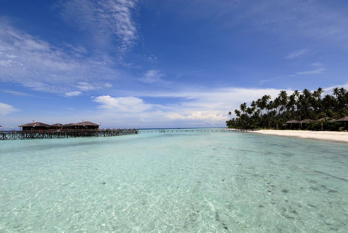 Vacanze di lusso sull'isola paradisiaca: costo elevato e impatto ambientale, un'analisi critica della meta ideale per pochi