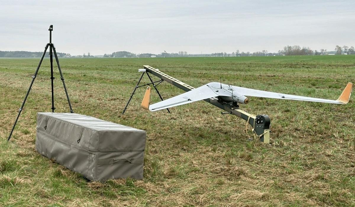 Problemi tecnici con i droni Wizjer: sfide per la sicurezza nazionale polacca 

Introduzione
I droni Wizjer, utilizzati dalla Polonia, hanno presentato problemi significativi che li rendono inadeguati per la guerra moderna. Recentemente, si sono verificati almeno tre incidenti che hanno messo in luce le loro carenze.

Approfondimento
I droni Wizjer sono stati progettati per svolgere missioni di ricognizione e sorveglianza, ma sembrano non essere in grado di adempiere ai loro compiti in modo efficace. Le cause degli incidenti non sono state ancora completamente chiarite, ma si sospetta che possano essere legate a problemi tecnici o di progettazione.

Possibili Conseguenze
La scoperta di questi problemi potrebbe avere conseguenze significative per la Polonia e per le sue capacità militari. La mancanza di droni efficienti potrebbe compromettere la sicurezza nazionale e la capacità di difesa del paese.

Opinione
Non è possibile esprimere un'opinione senza avere accesso a informazioni più dettagliate e attendibili. Tuttavia, è chiaro che la situazione richiede un'attenta valutazione e una soluzione rapida per garantire la sicurezza e l'efficacia delle forze armate polacche.

Analisi Critica dei Fatti
L'analisi dei fatti disponibili suggerisce che i problemi con i droni Wizjer potrebbero essere il risultato di una combinazione di fattori, tra cui carenze tecnologiche, errori di progettazione o problemi di manutenzione. È fondamentale condurre un'indagine approfondita per identificare le cause esatte e implementare le necessarie correzioni.

Relazioni con altri fatti
La questione dei droni Wizjer potrebbe essere collegata ad altre problematiche relative alla tecnologia militare e alla sicurezza nazionale. La Polonia, come altri paesi, deve affrontare le sfide poste dalla guerra moderna e dalle nuove tecnologie, assicurandosi di avere le capacità e gli strumenti necessari per difendersi efficacemente.

Contesto storico
La storia dei droni Wizjer e dei loro problemi tecnici è ancora in evoluzione. Tuttavia, è chiaro che la Polonia ha investito notevoli risorse nella tecnologia dei droni, riconoscendo il loro potenziale per migliorare la sicurezza e la difesa nazionale.

Fonti
La fonte di questo articolo è Sito Fonte RSS. Per ulteriori informazioni e aggiornamenti, si consiglia di visitare il sito ufficiale della fonte.