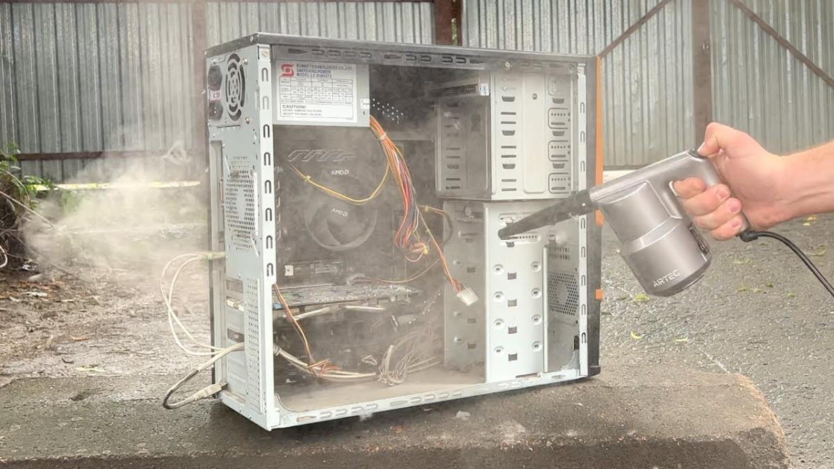 Як часто потрібно чистити комп'ютер від пилу / Фото - RustyDusty