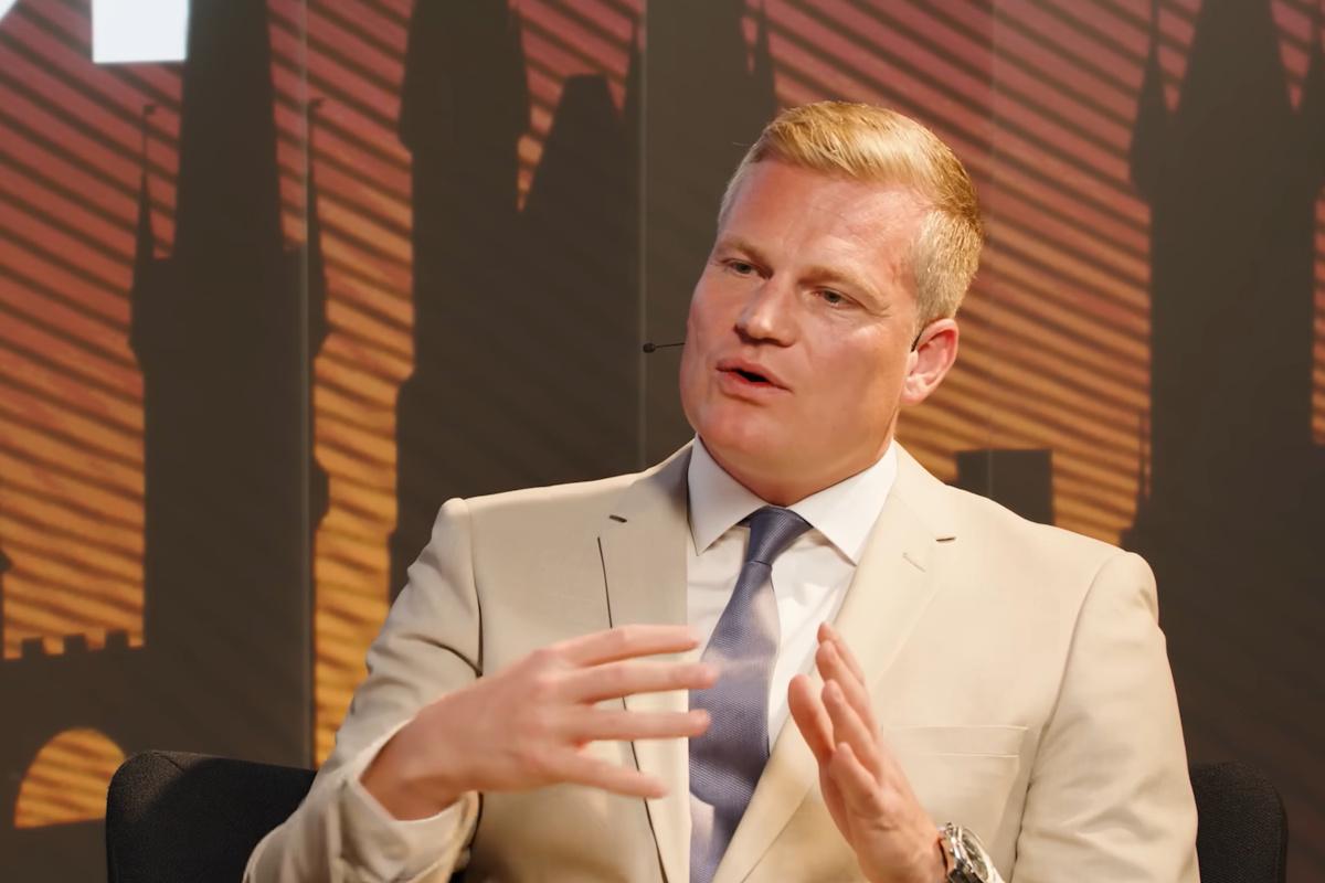 Nuovo governo ceco: possibile revisione degli aiuti militari all'Ucraina, cosa potrebbe significare per il conflitto e le relazioni internazionali

Introduzione
Secondo quanto riportato da Politico, il nuovo governo della Repubblica Ceca potrebbe avere un impatto significativo sulla politica di aiuti militari all'Ucraina.

Contesto
La Repubblica Ceca ha giocato un ruolo importante nel sostegno all'Ucraina durante il conflitto, fornendo una notevole quantità di aiuti militari, tra cui carri armati e munizioni d'artiglieria.

Approfondimento
La decisione del nuovo governo di rivedere la politica di aiuti militari all'Ucraina potrebbe avere conseguenze significative per il conflitto in corso e per le relazioni internazionali.

Possibili Conseguenze
La riduzione o la sospensione degli aiuti militari potrebbe influire sulla capacità dell'Ucraina di difendersi e potrebbe avere ripercussioni sulla stabilità della regione.

Opinione
Non è possibile esprimere un'opinione in merito a questa decisione senza considerare tutti i fattori coinvolti e le possibili conseguenze.

Analisi Critica dei Fatti
È fondamentale analizzare la situazione in modo obiettivo, considerando le informazioni disponibili e le possibili implicazioni della decisione del nuovo governo.

Relazioni con altri fatti
La decisione del governo ceco si inserisce nel più ampio contesto delle relazioni internazionali e della politica di aiuti militari all'Ucraina, che coinvolge molti paesi e organizzazioni.

Contesto storico
La Repubblica Ceca ha una lunga storia di relazioni con l'Ucraina e ha sempre cercato di sostenere la stabilità e la sicurezza nella regione.

Fonti
La notizia è stata riportata da Politico, un'importante fonte di informazione politica. Per maggiori informazioni, si può consultare il sito web di Politico.