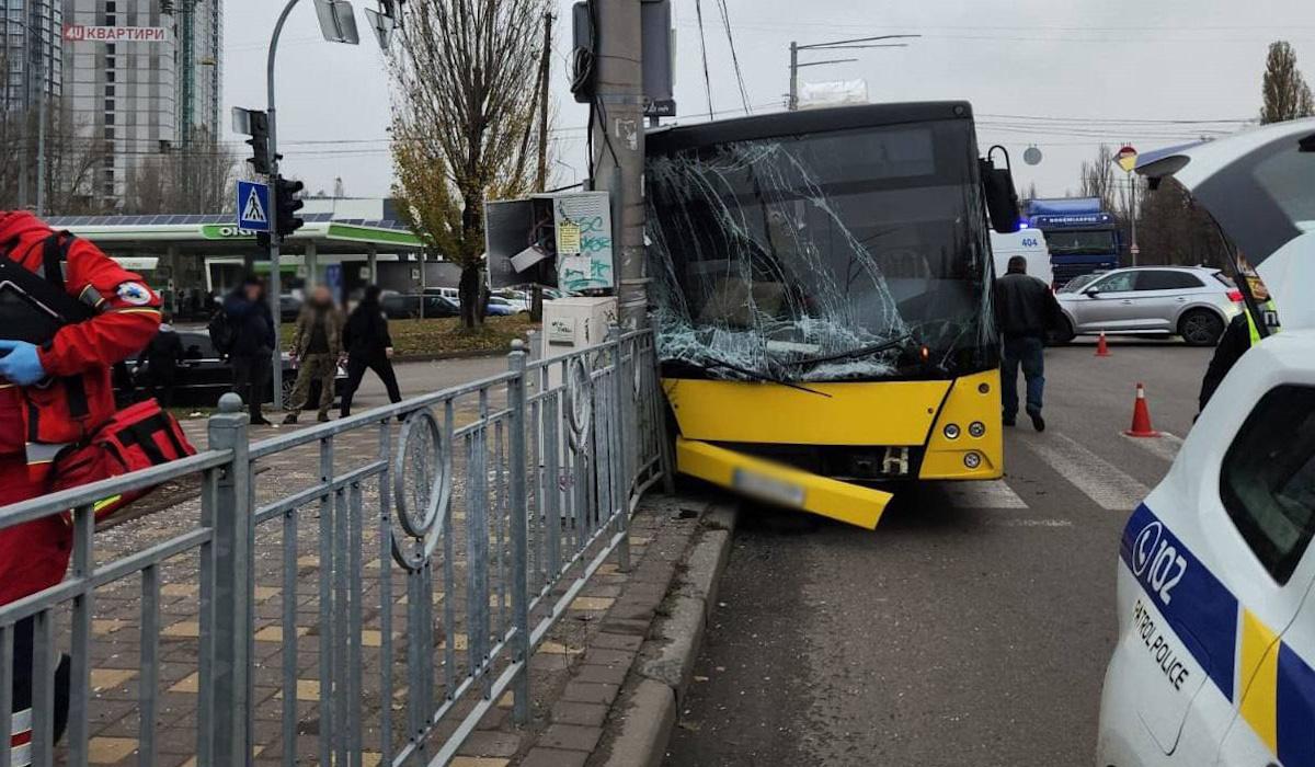 Incidente stradale a Kiev: autobus contro palo, 5 passeggeri feriti