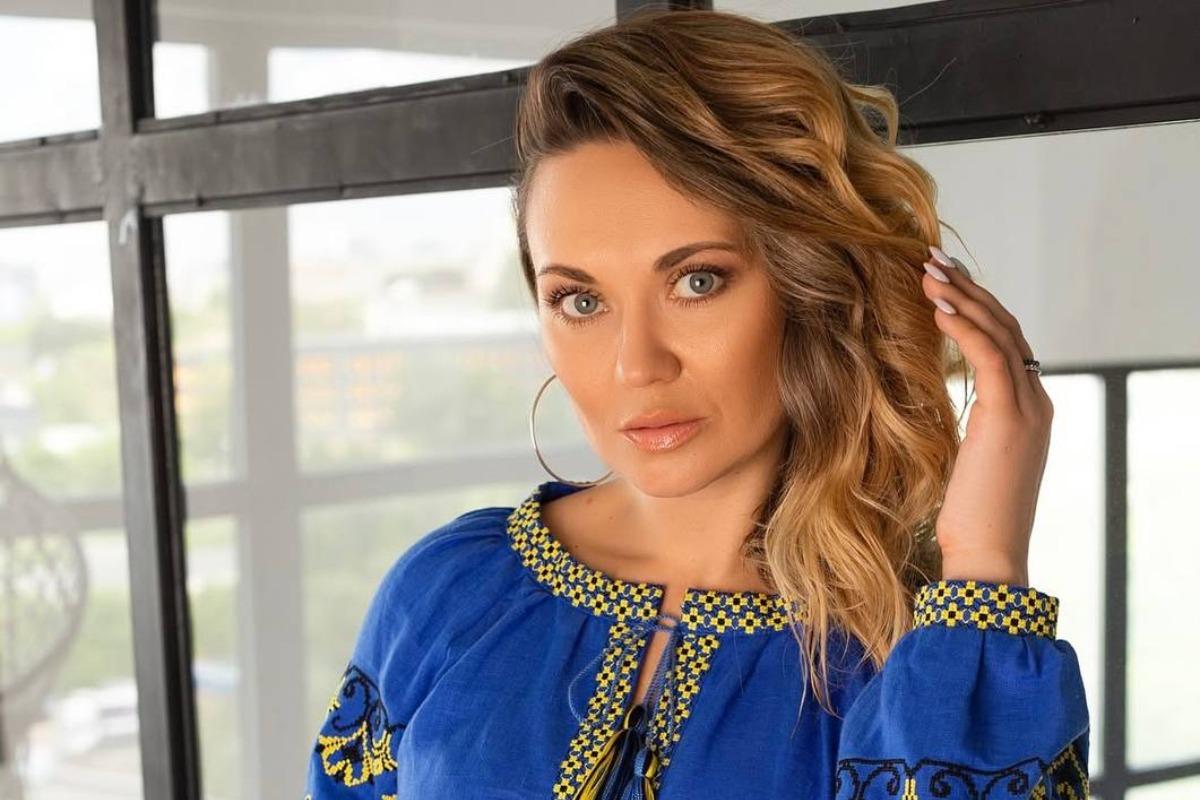 L'attrice Anna Salivanchuk esprime preoccupazione per i suoi familiari in Russia, descrivendoli come "zombificati" a causa della propaganda e della manipolazione dei media