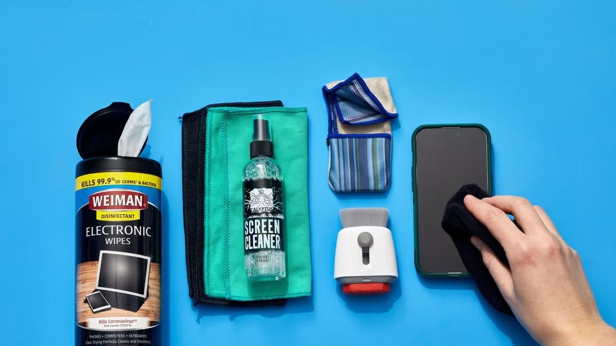 Як правильно очистити екран смартфона від відбитків, не зашкодивши покриттю