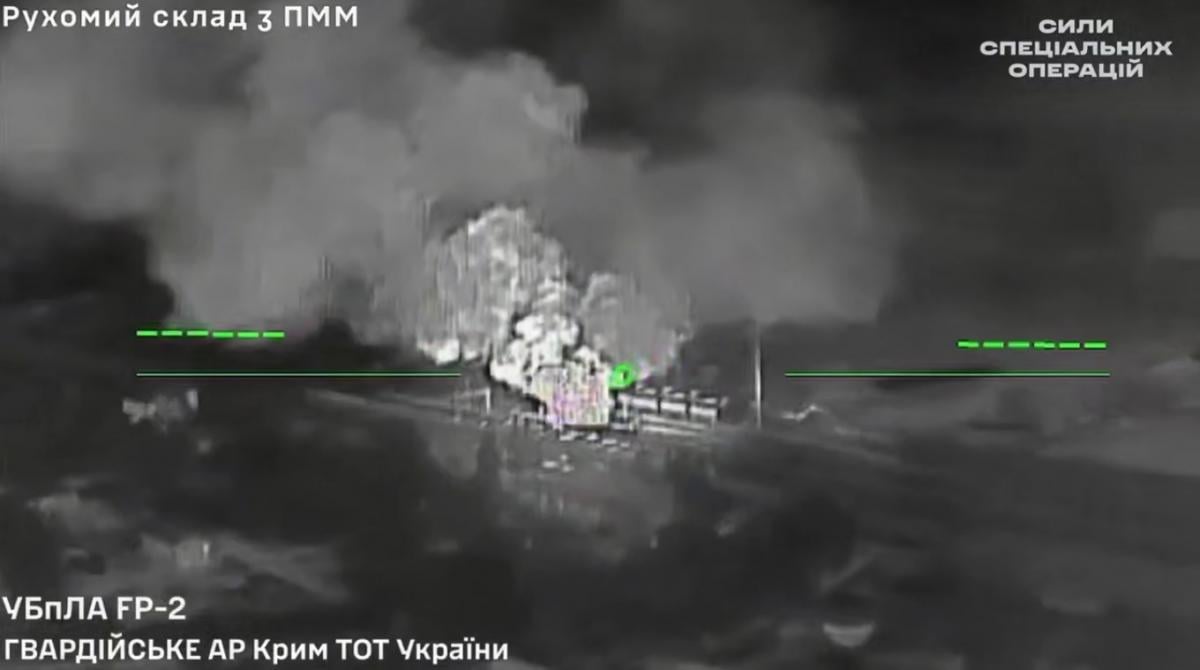 Droni delle Forze Speciali colpiscono basi di stoccaggio di petrolio e depositi di carburante in Crimea