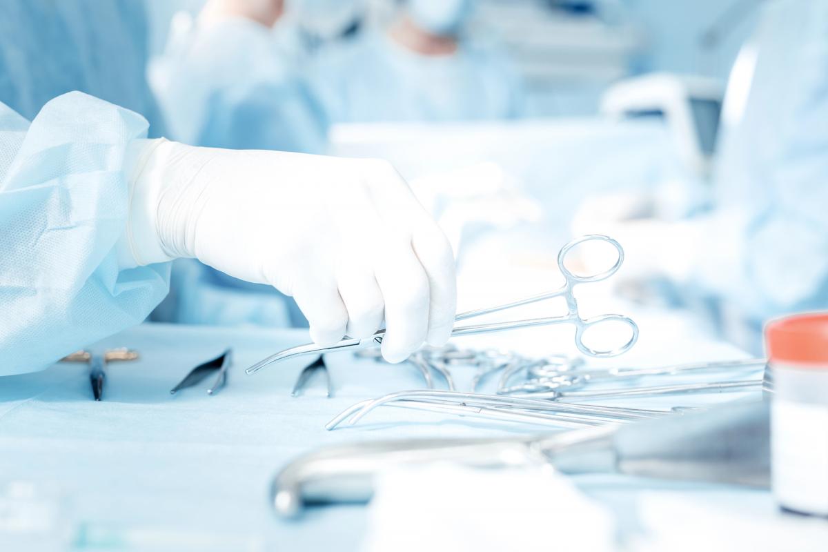 Одесситка со слезами рассказала о смерти матери, а в Киеве хирургу вручили подозрение после гибели 28-летней пациентки