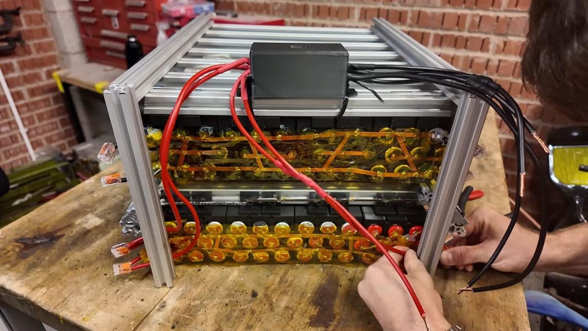 Кріс Доел зібрав акумулятор зі старих вейпів / Фото - Chris Doel Кріс Доел зібрав акумулятор зі старих вейпів / Фото - Chris Doel