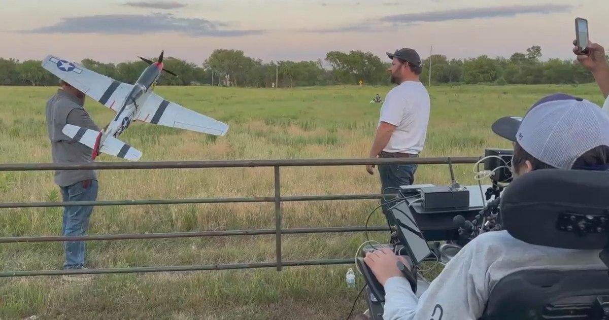 Пацієнт Neuralink навчився керувати моделлю літака силою думки / Скриншот