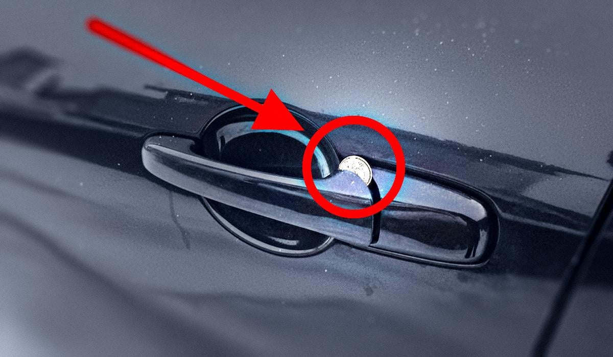 Trovare una moneta nella maniglia della porta dell'auto: cosa significa e cosa fare