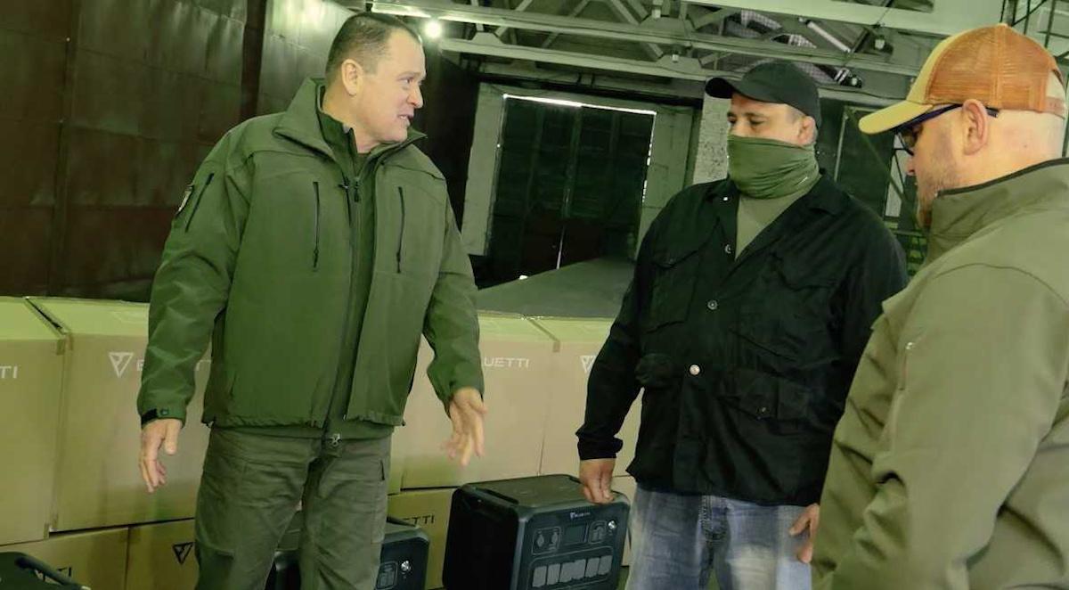 Donazione di Stazioni di Ricarica Autonome ai Combattenti Ucraini per Sostenere le Operazioni Militari