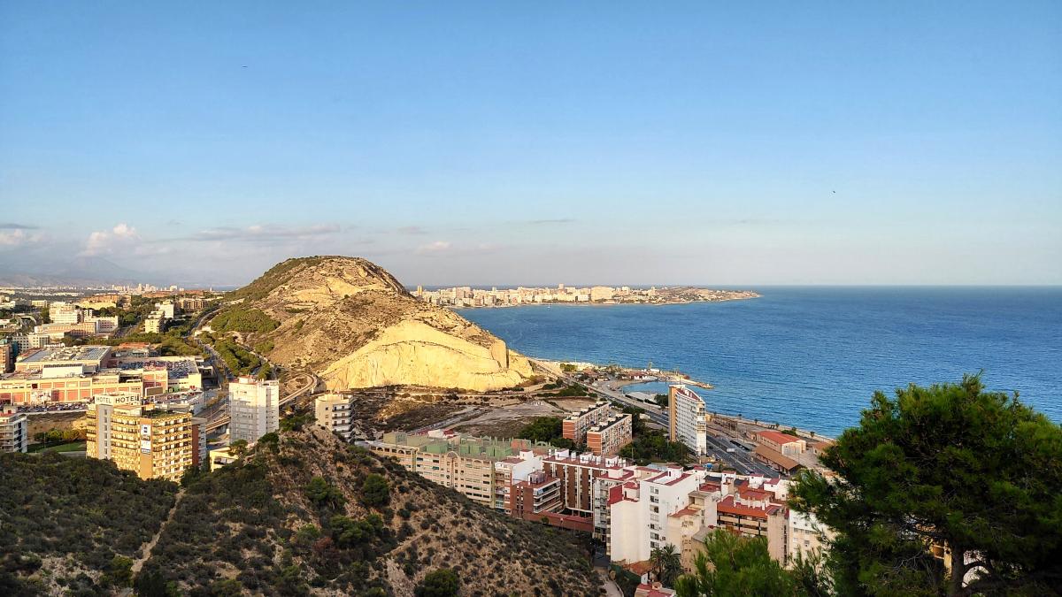 на пути к замку открываются виды на весь город / фото Марина Григоренко