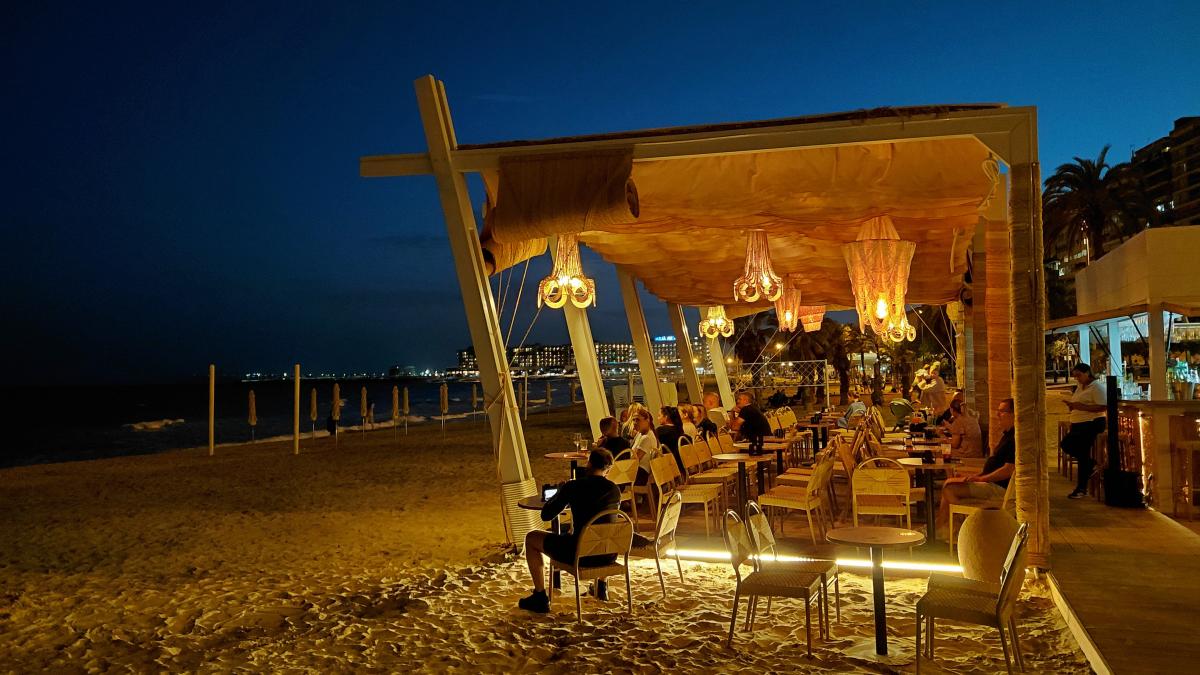 На пляжах Аликанте есть несколько приличных баров с видом / фото Марина Григоренко