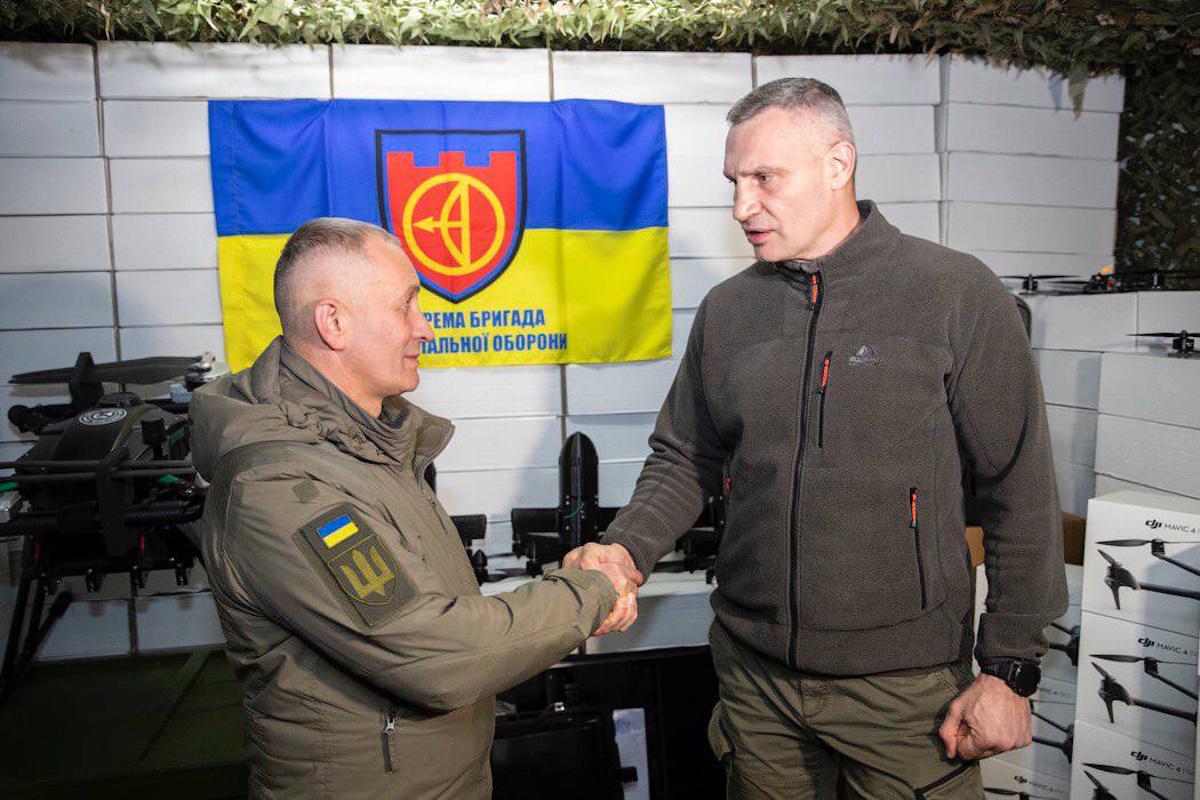 Кличко передав майже півтори тисячі безпілотників від громади Києва 112 бригаді ТрО Кличко передав майже півтори тисячі безпілотників від громади Києва 112 бригаді ТрО