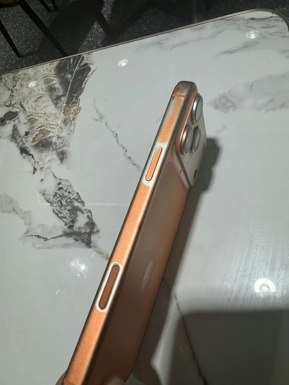 У оранжевого iPhone 17 сошла вся краска после протирания влажными салфетками (фото) У оранжевого iPhone 17 сошла вся краска после протирания влажными салфетками (фото)