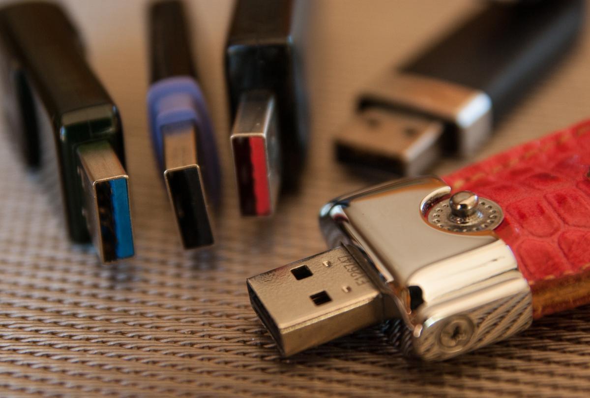 Для чего нужны квадратные отверстия на USB / Фото - Pxhere Для чего нужны квадратные отверстия на USB / Фото - Pxhere