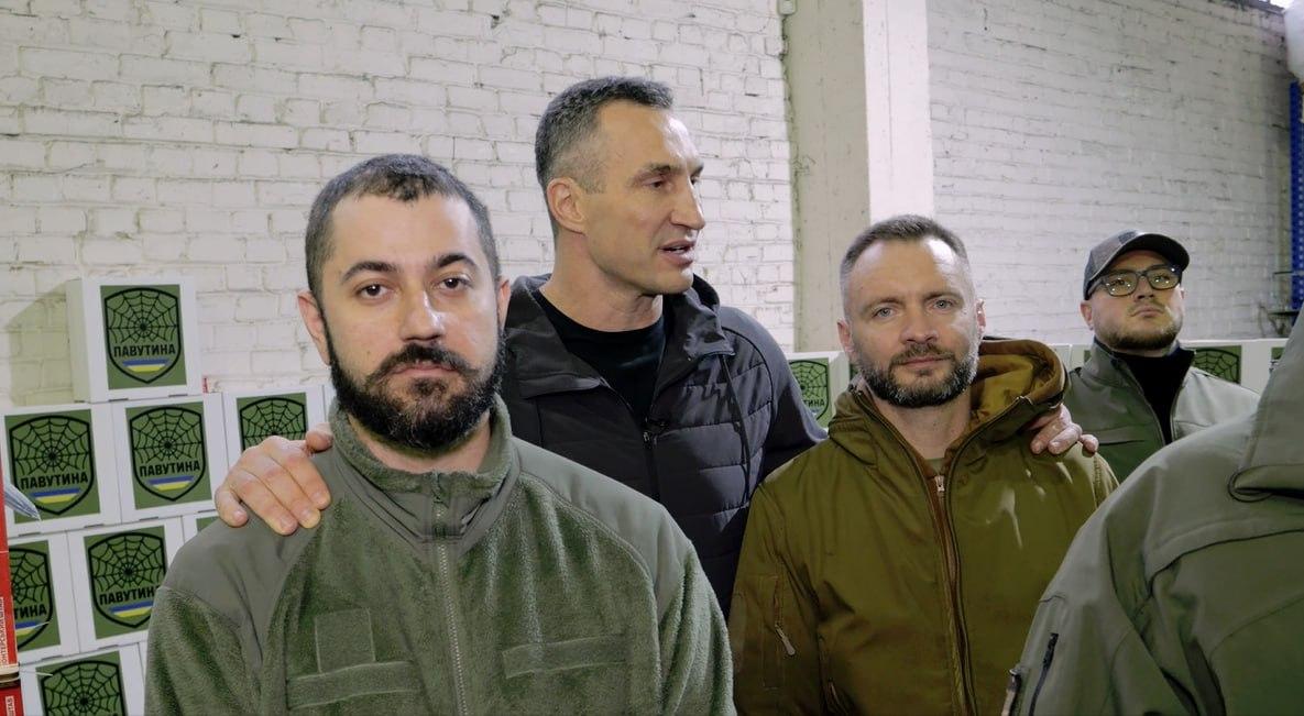 Бійці 5 батальйону 117 бригади ТрО отримали від Володимира Кличка та волонтерів чергову партію дронів Бійці 5 батальйону 117 бригади ТрО отримали від Володимира Кличка та волонтерів чергову партію дронів