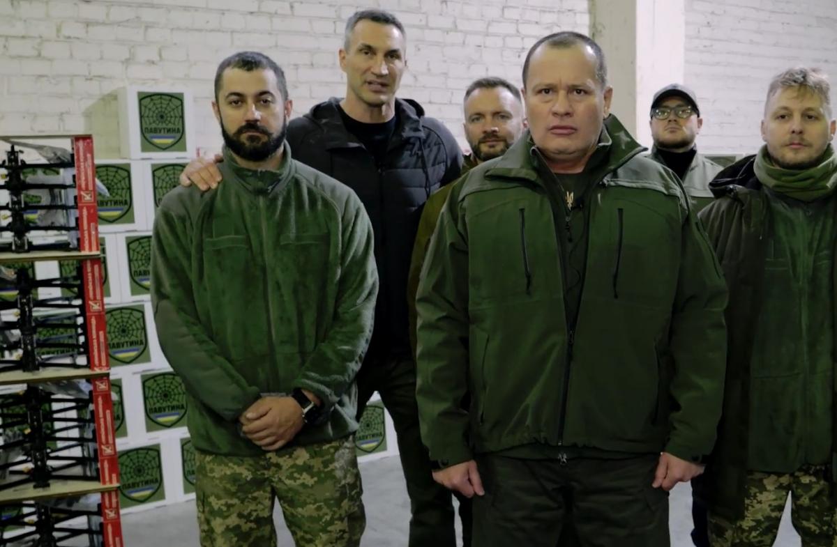 Бійці 5 батальйону 117 бригади ТрО отримали від Володимира Кличка та волонтерів чергову партію дронів Бійці 5 батальйону 117 бригади ТрО отримали від Володимира Кличка та волонтерів чергову партію дронів