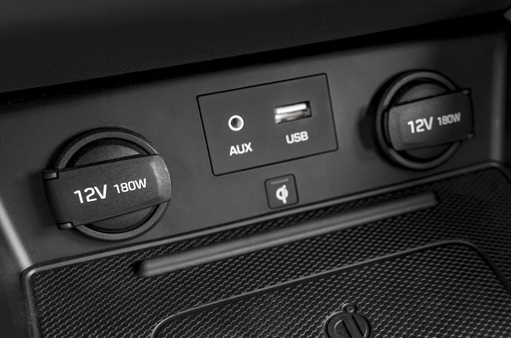 Что нельзя подключать к прикуривателю автомобиля / Фото - Autodeal Что нельзя подключать к прикуривателю автомобиля / Фото - Autodeal