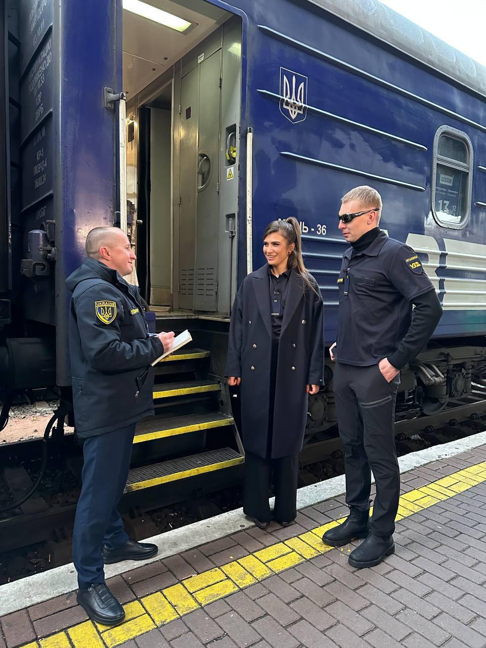 Рельсы и железная дисциплина: Марк Куцевалов и Катя Олос стали проводниками Укрзализныци в шоу 'Миссия справиться'