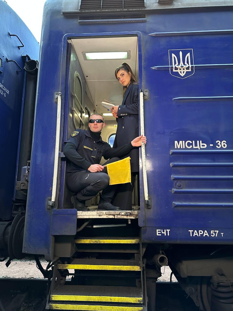 Рельсы и железная дисциплина: Марк Куцевалов и Катя Олос стали проводниками Укрзализныци в шоу 'Миссия справиться'