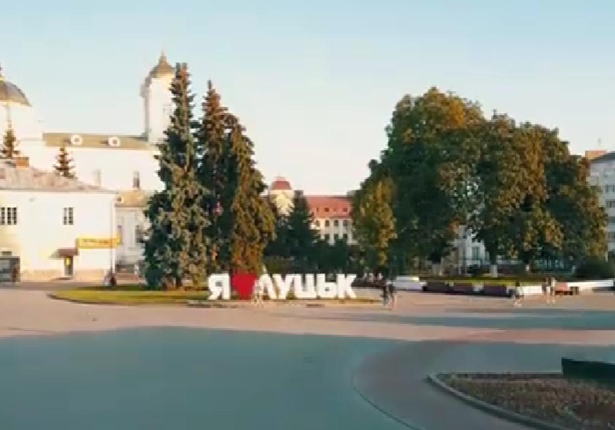 В місті розквітла сакура / Фото: скріншот з відео