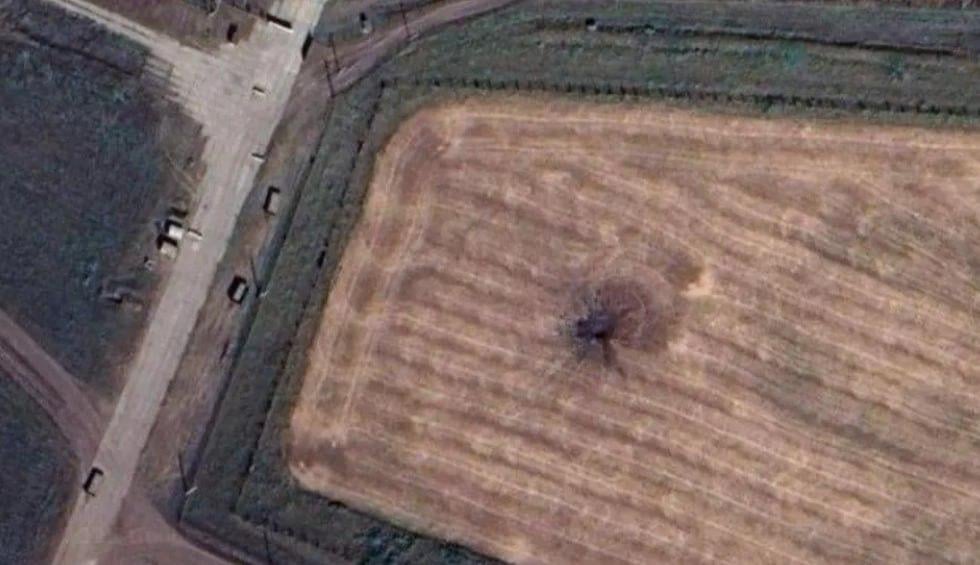 Спутниковые снимки от российского военного блогера. На что бы ни был нацелен этот "Кинжал", он промахнулся.Российский Telegram