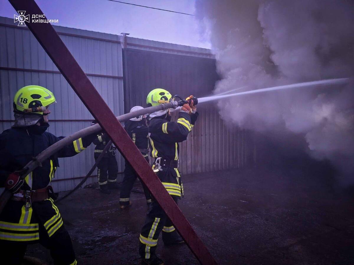 В результаті вибухової хвилі пошкодження отримала й будівля зоопарку / Фото: t.me/dsns_kyiv_region
