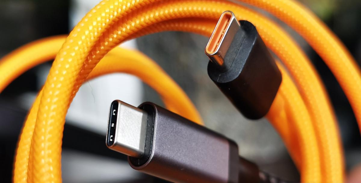 Il colore arancione sui connettori USB: indicatore di velocità e potenza di alimentazione