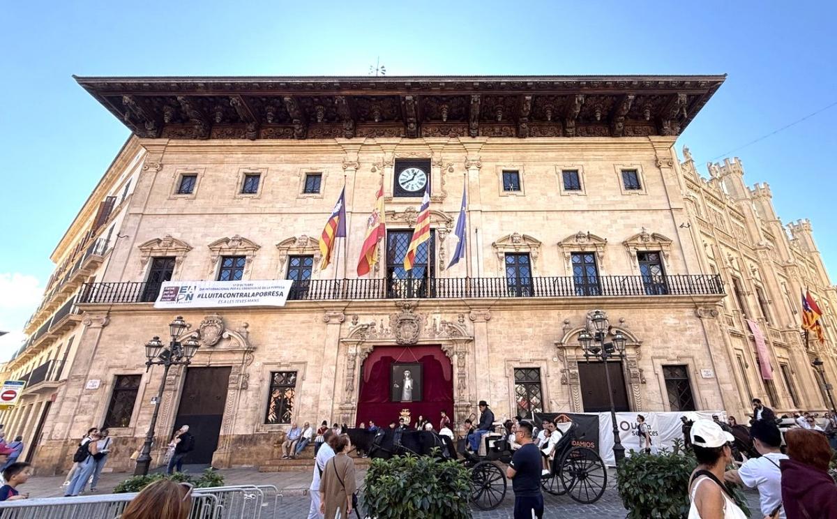 Міська управа Пальми / фото Наталія Петерварі Міська управа Пальми / фото Наталія Петерварі