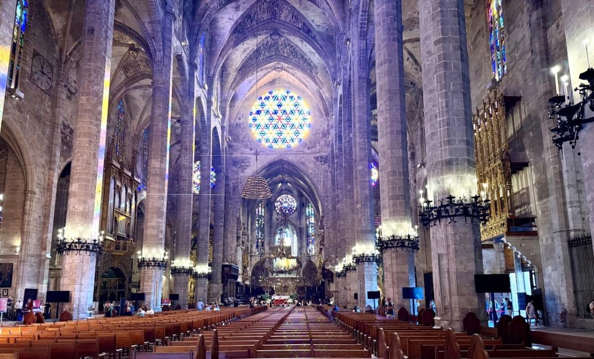 Знаменитий вітраж "Сонце Готики" в соборі Пальми / фото Наталія Петерварі Знаменитий вітраж "Сонце Готики" в соборі Пальми / фото Наталія Петерварі