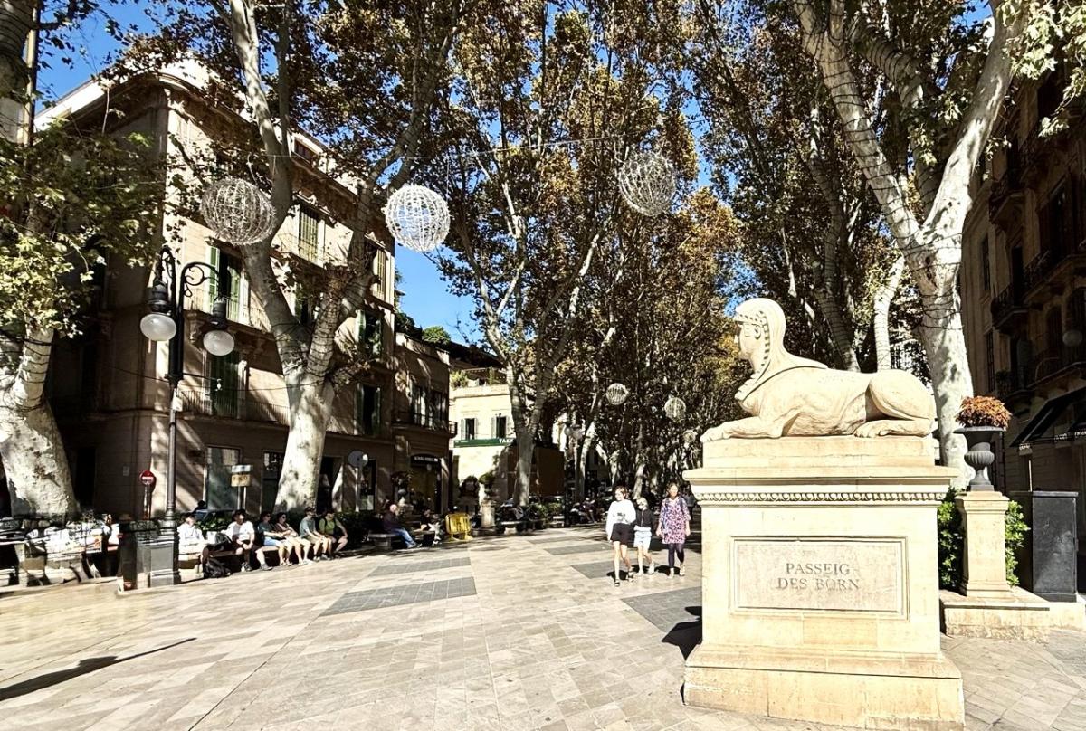 Вулиця вулиця Пассео-дес-Борн в Пальмі / фото Наталія Петерварі Вулиця вулиця Пассео-дес-Борн в Пальмі / фото Наталія Петерварі