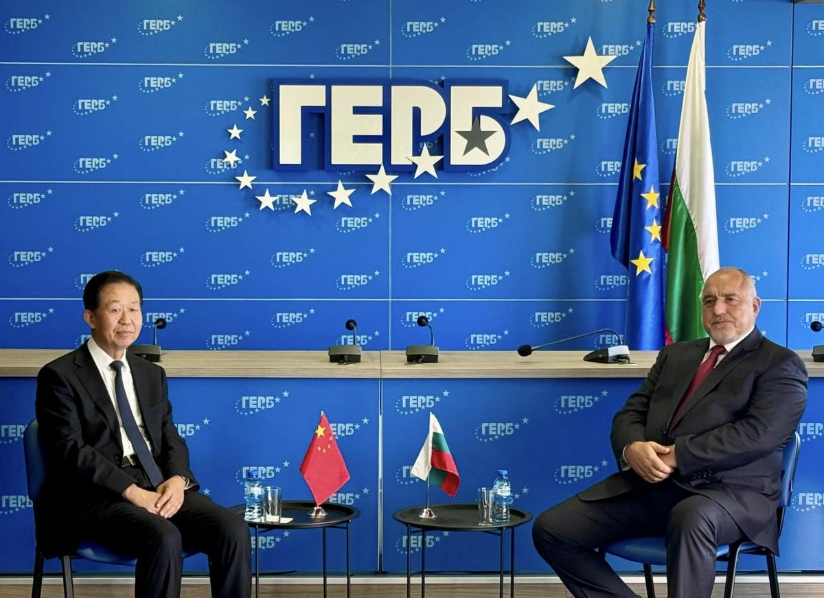 Partito in Bulgaria rimuove la bandiera ucraina dall'ufficio: i media svelano la motivazione