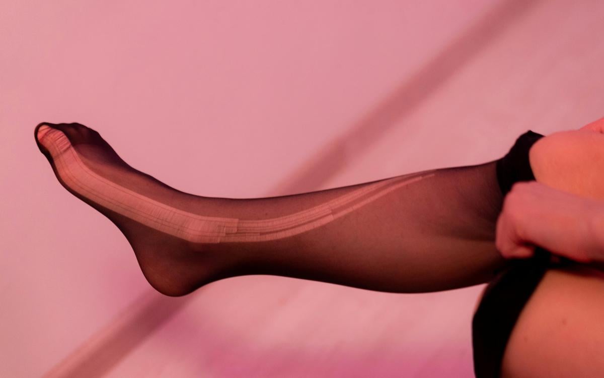Многие женщины сталкиваются с проблемой, когда очень быстро рвутся колготки / фото pexels