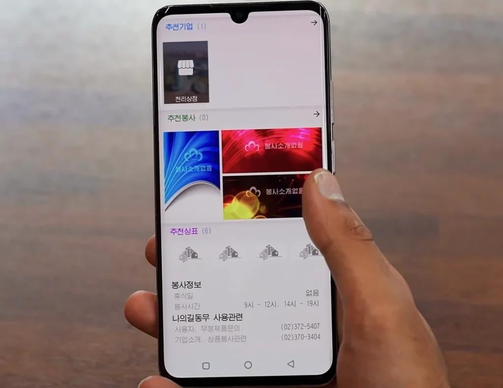 Чоловік зміг роздобути два смартфони, якими користуються жителі КНДР: що з ними не так