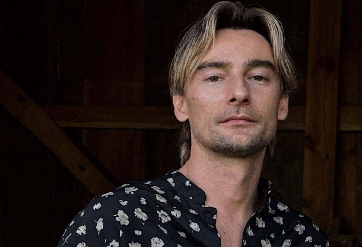 Preoccupazioni per il futuro: il regista Badoev esprime timori per la sicurezza dei suoi figli in Ucraina

Introduzione
Il regista Badoev ha recentemente espresso le sue preoccupazioni riguardo al futuro dei suoi figli in Ucraina, sollevando questioni importanti sulla sicurezza e la stabilità nel paese.

La dichiarazione del regista
Badoev ha affermato di non volere che i suoi figli tornino in Ucraina, motivando questa scelta con la sua preoccupazione per la loro sicurezza e benessere, e sottolineando l'importanza di proteggere i propri cari in un contesto di incertezza.

Approfondimento
Il regista ha anche menzionato che non ha frequenti occasioni di incontrare sua figlia e suo figlio, il che suggerisce che la distanza fisica e la mancanza di contatti regolari possano essere un fattore importante nella sua decisione, e che la situazione in Ucraina possa aver contribuito a questa separazione.

Possibili Conseguenze
La scelta di Badoev potrebbe avere conseguenze significative per i suoi figli, che potrebbero essere costretti a vivere lontani dalla loro patria e dalla loro famiglia estesa, e che potrebbero subire le conseguenze a lungo termine di una decisione presa in un contesto di incertezza e instabilità.

Opinione
Non è possibile conoscere le vere ragioni dietro la decisione di Badoev senza ulteriori informazioni, ma è chiaro che la situazione in Ucraina è complessa e che le preoccupazioni per la sicurezza e il benessere sono legittime, e che la decisione di Badoev riflette le paure e le incertezze di molti genitori che vivono in un contesto di conflitto e instabilità.

Analisi Critica dei Fatti
La dichiarazione di Badoev solleva questioni importanti sulla sicurezza e la stabilità in Ucraina, e sottolinea l'importanza di considerare le conseguenze a lungo termine delle decisioni personali e politiche, e di valutare le opzioni disponibili per proteggere i propri cari in un contesto di incertezza e instabilità.

Relazioni con altri fatti
La situazione in Ucraina è influenzata da una serie di fattori, tra cui la politica, la storia e la cultura, e la decisione di Badoev deve essere considerata in questo contesto più ampio, che include la storia del paese, le relazioni internazionali e le dinamiche sociali e economiche.

Contesto storico
La storia dell'Ucraina è segnata da periodi di instabilità e conflitto, e la situazione attuale è influenzata da una serie di eventi e decisioni che hanno avuto luogo nel corso degli anni, tra cui la dissoluzione dell'Unione Sovietica, la guerra con la Russia e le proteste di Maidan.

Fonti
La fonte di questo articolo è RBC Ukraine, un sito di notizie ucraino che fornisce informazioni aggiornate sulla situazione in Ucraina e sugli eventi che si svolgono nel paese.