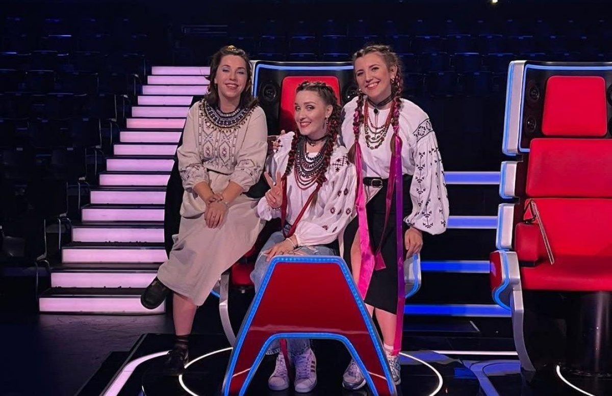 Elba si esibisce nella finale di quartile di un programma televisivo