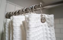 Как помыть шторку для ванной от плесени: профессиональная уборщица рассказала секреты